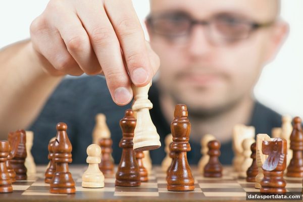 大发体育深度揭秘：棋牌扑克游戏的策略与心理博弈实战法则